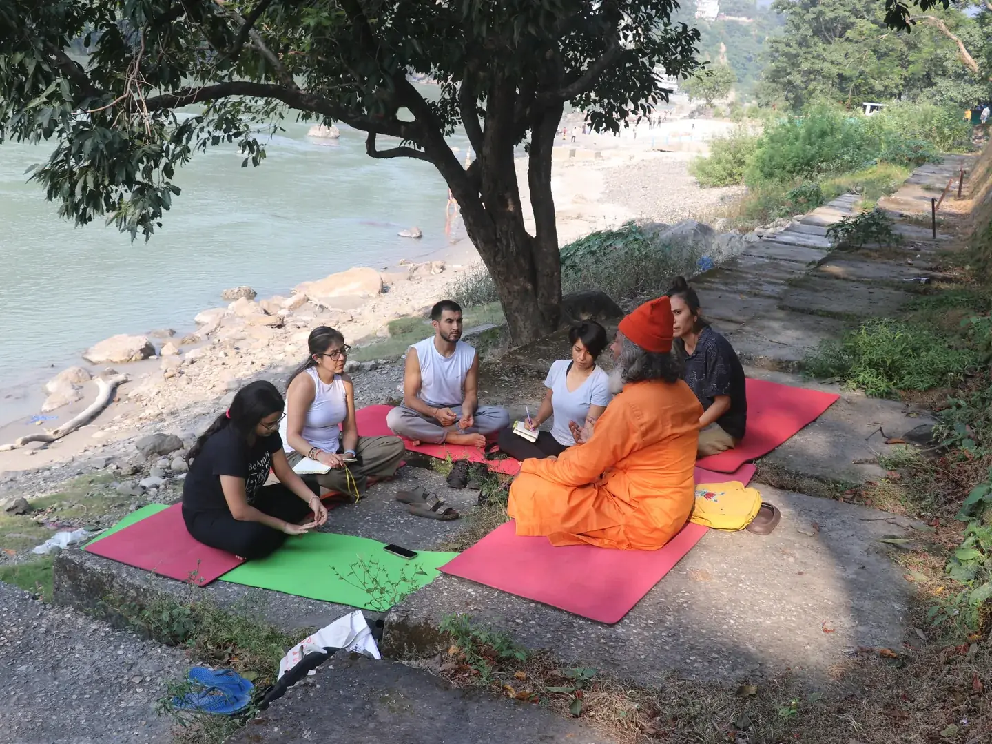 Klangheilungssitzung mit Klangschalen am Ganges in Rishikesh