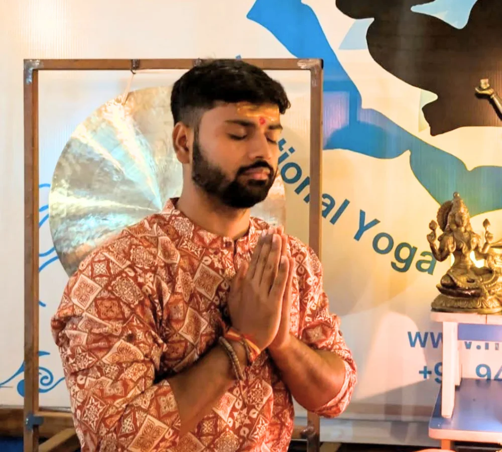 Rohit Tiwari im Gebet vor einer Zeremonie der Yogalehrerausbildung in Rishikesh