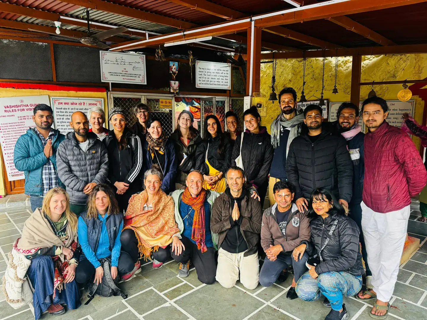 Studierende und Lehrende der Nada-Yoga-Lehrerausbildung am Ganges in Rishikesh