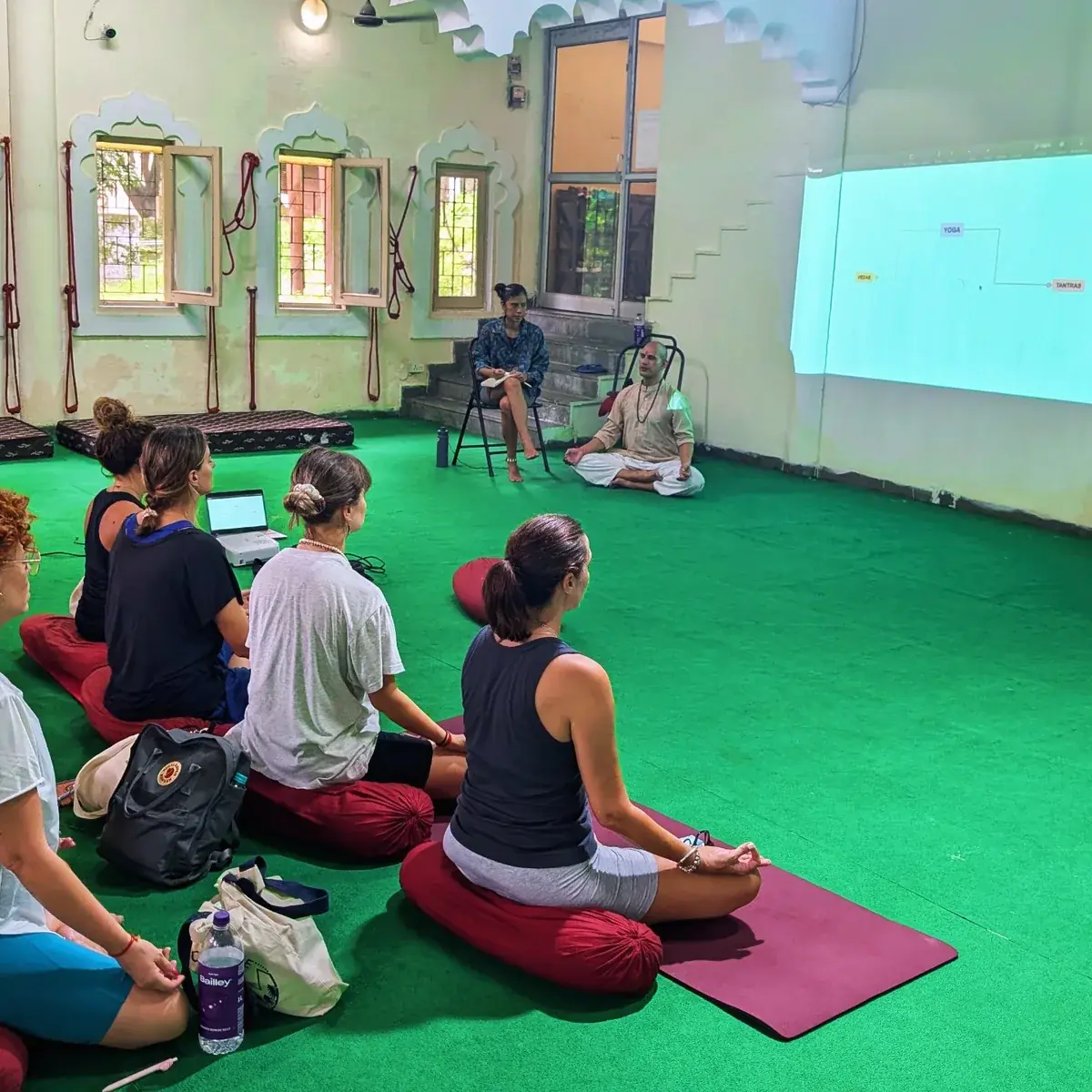 Lehrer leitet eine ruhige Yoga- und Meditationsklasse in der Rohit Yoga Academy an