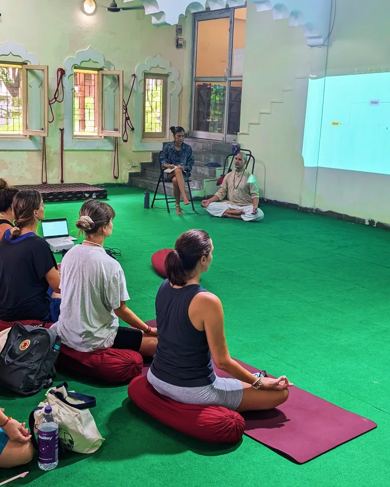 Lehrer leitet eine Yoga-Philosophie-Klasse an der Akademie
