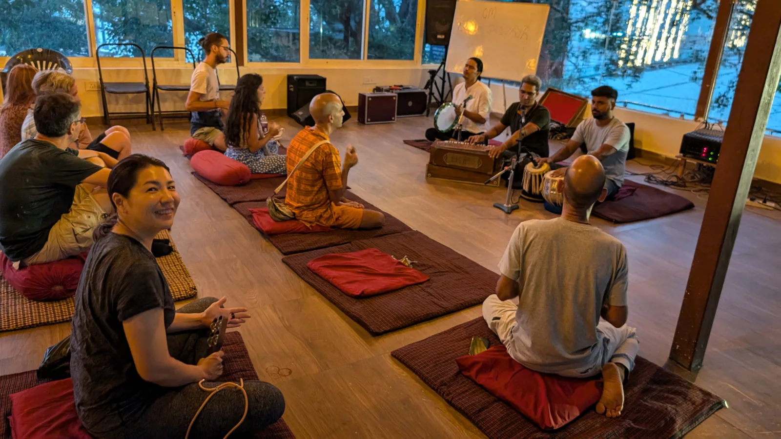 Círculo de kirtan grupal durante una formación de profesores de Nada Yoga en Rishikesh